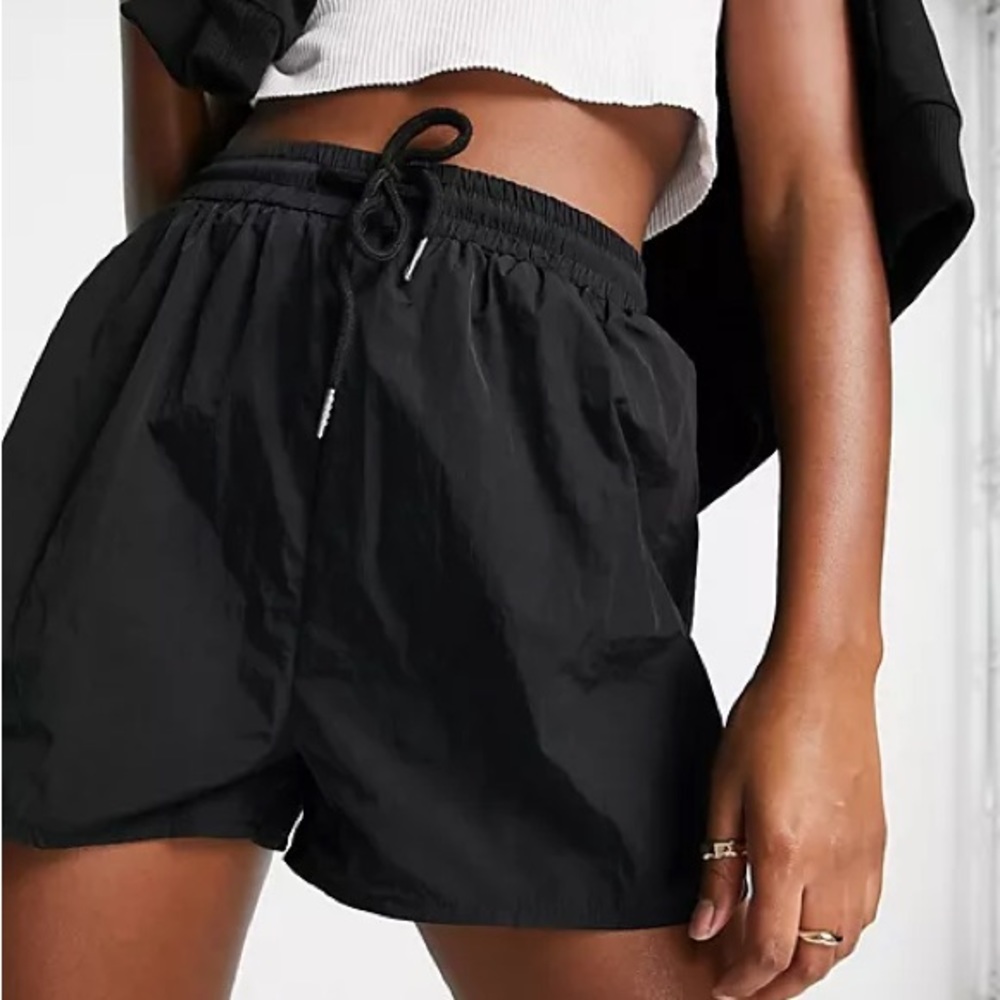 TALL DRAWSTRING RUNNER
SHORTS
Black